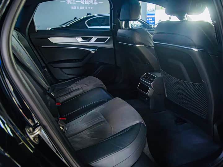 Фото 6 - Audi A6L