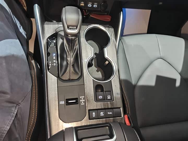 Фото 14 - Toyota Crown Kluger