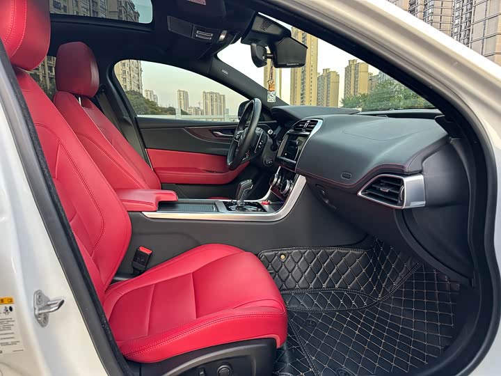 Фото 10 - Jaguar XE L