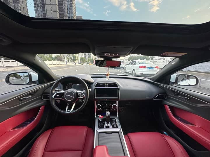 Фото 11 - Jaguar XE L