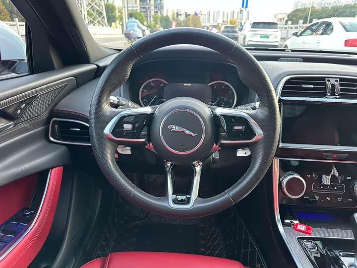 Фото 12 - Jaguar XE L