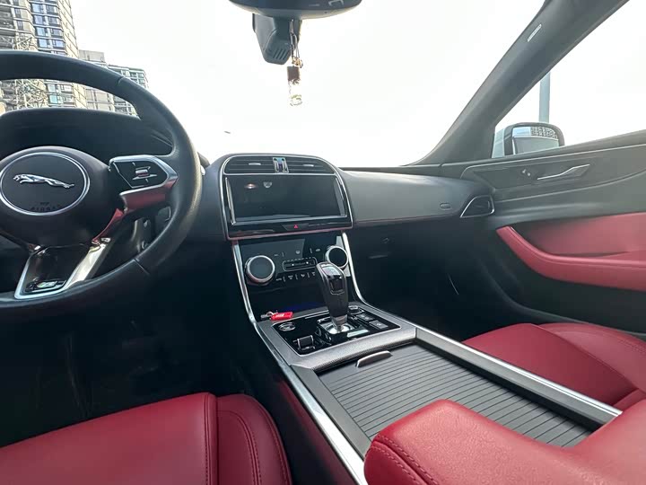 Фото 13 - Jaguar XE L