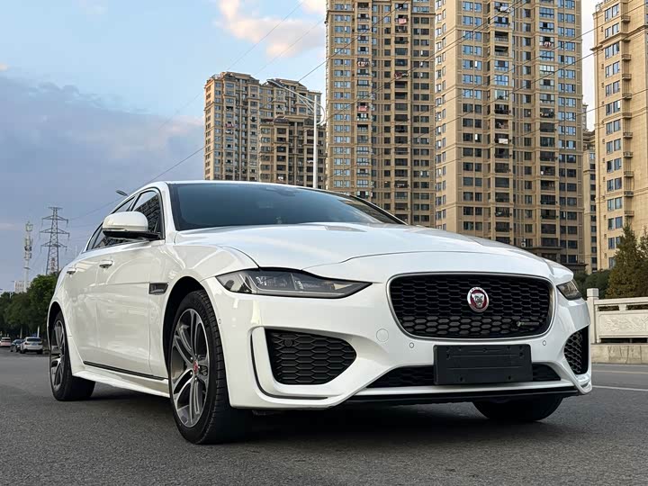 Фото 3 - Jaguar XE L
