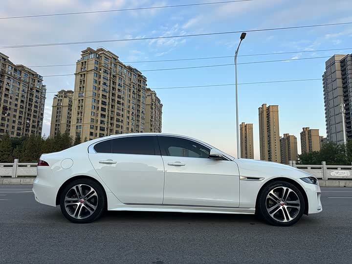 Фото 4 - Jaguar XE L