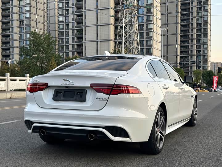 Фото 6 - Jaguar XE L