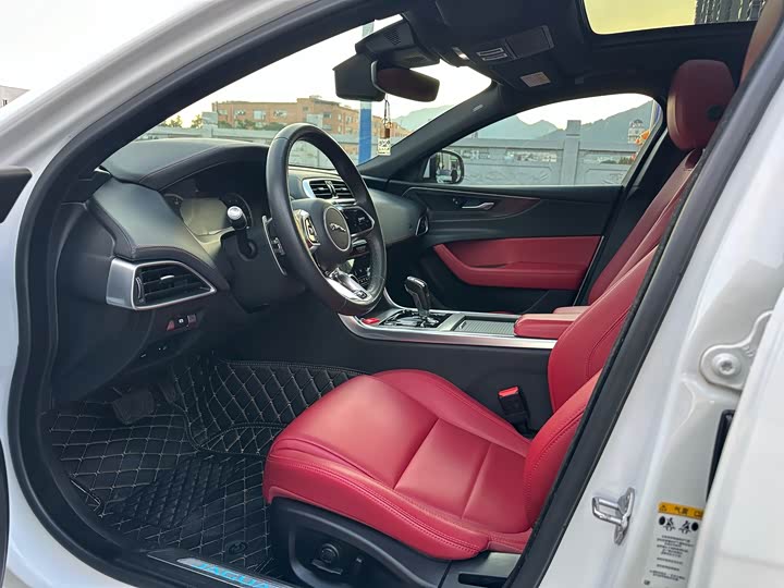 Фото 8 - Jaguar XE L