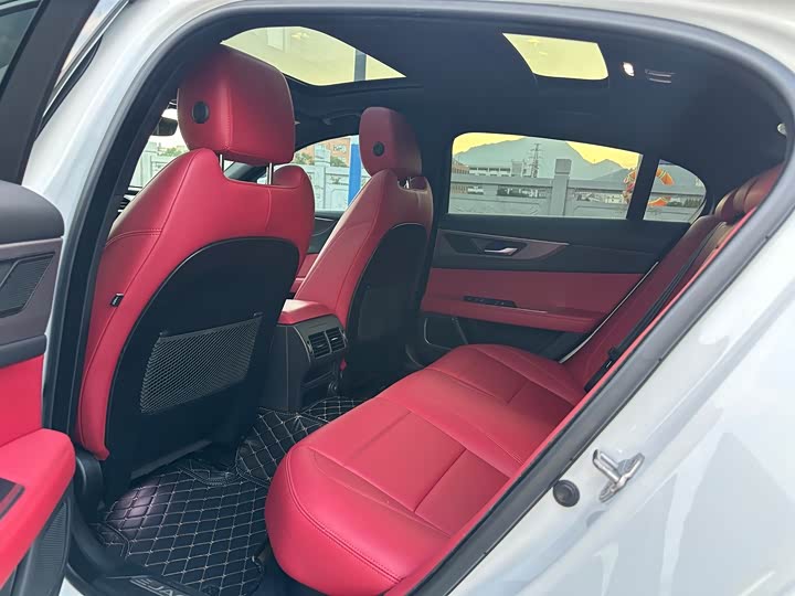 Фото 9 - Jaguar XE L