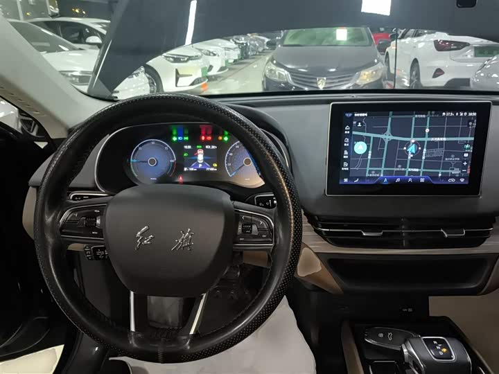 Фото 10 - Hongqi E-QM5