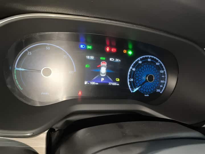 Фото 12 - Hongqi E-QM5