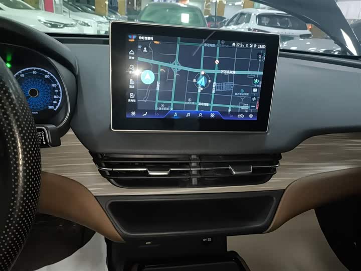 Фото 13 - Hongqi E-QM5