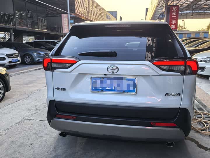 Фото 3 - Toyota RAV4