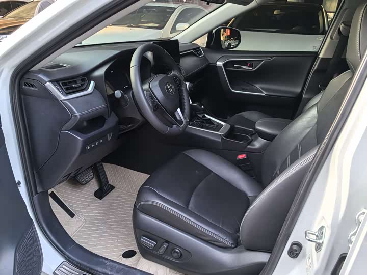 Фото 4 - Toyota RAV4