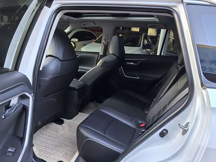 Фото 5 - Toyota RAV4