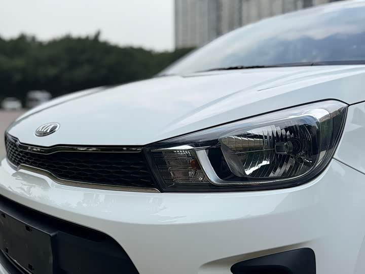 Фото 11 - Kia Pegas