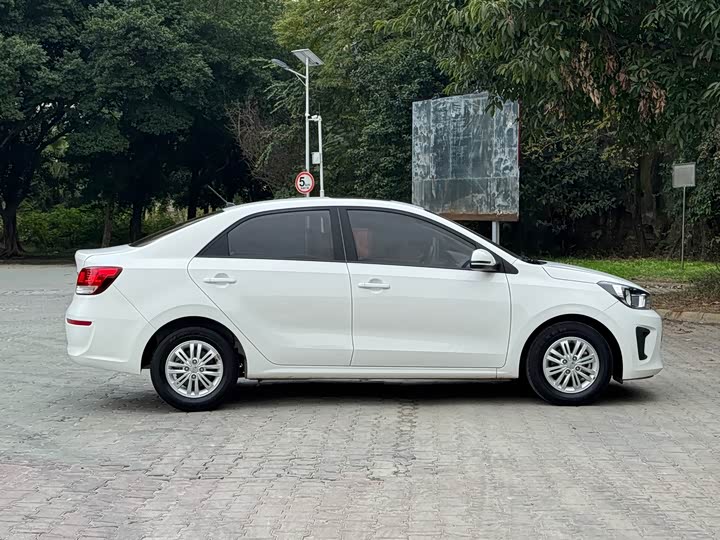 Фото 7 - Kia Pegas