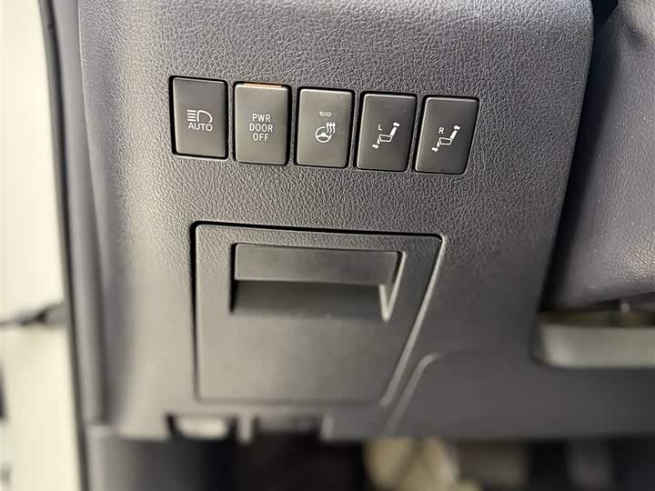 Фото 10 - Toyota Alphard