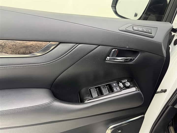 Фото 9 - Toyota Alphard