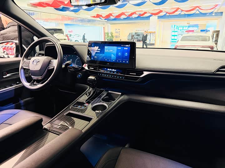 Фото 10 - Toyota Sienna