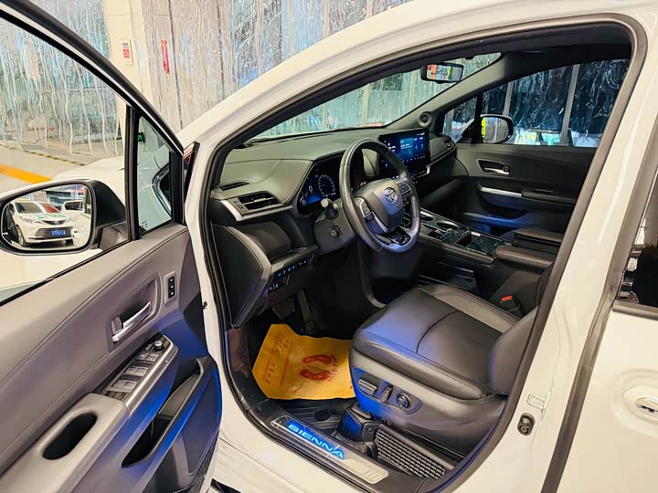 Фото 4 - Toyota Sienna