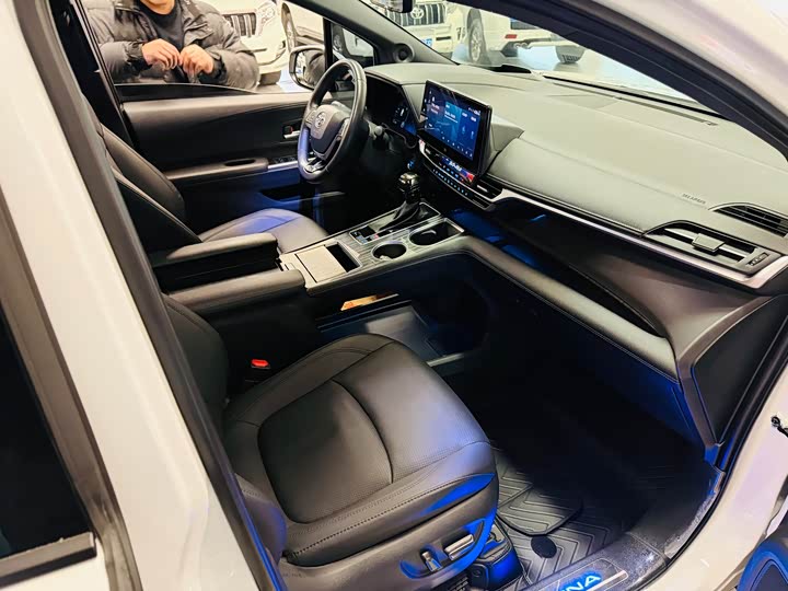 Фото 8 - Toyota Sienna