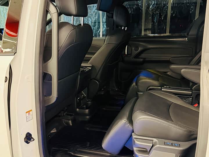 Фото 9 - Toyota Sienna