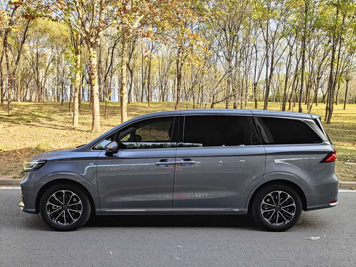 Фото 3 - Roewe iMax 8