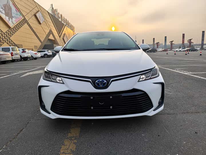 Фото 2 - Toyota Corolla