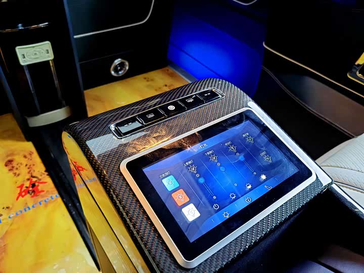 Фото 8 - Mercedes-Benz V-Class