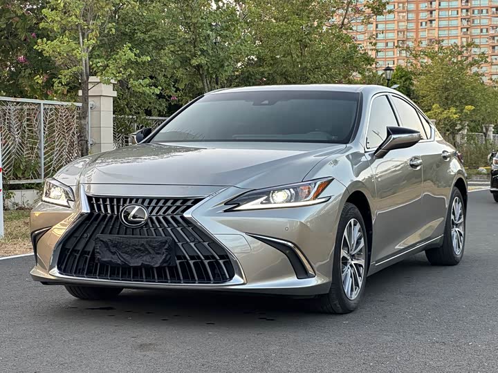 Фото 1 - Lexus ES