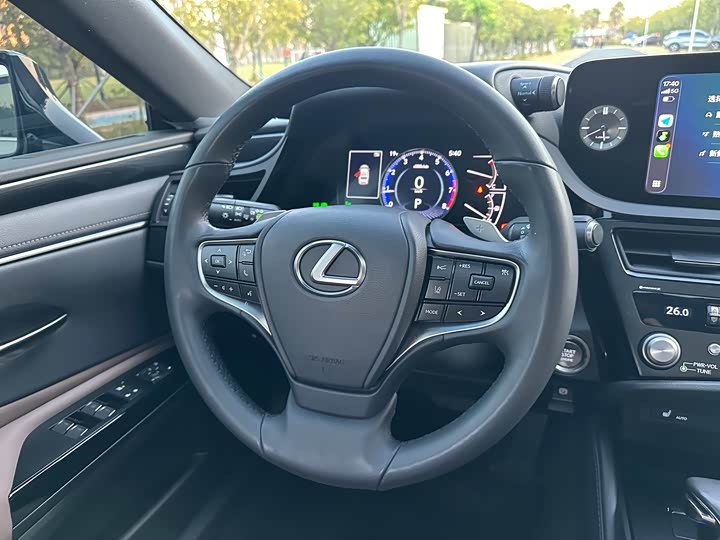 Фото 10 - Lexus ES