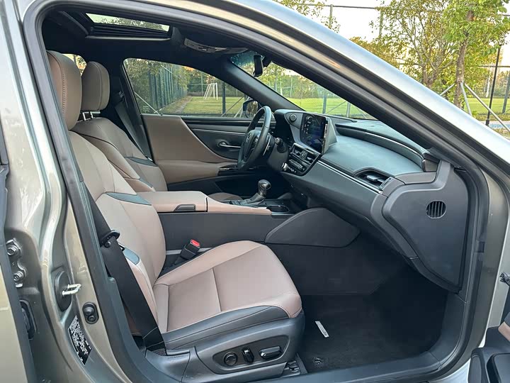 Фото 12 - Lexus ES