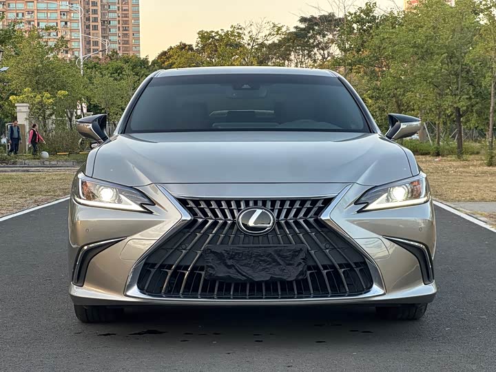 Фото 2 - Lexus ES