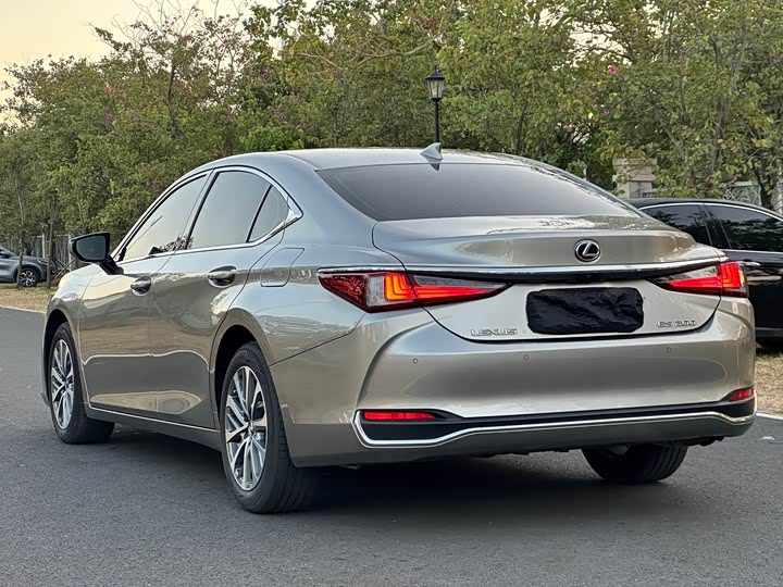 Фото 4 - Lexus ES