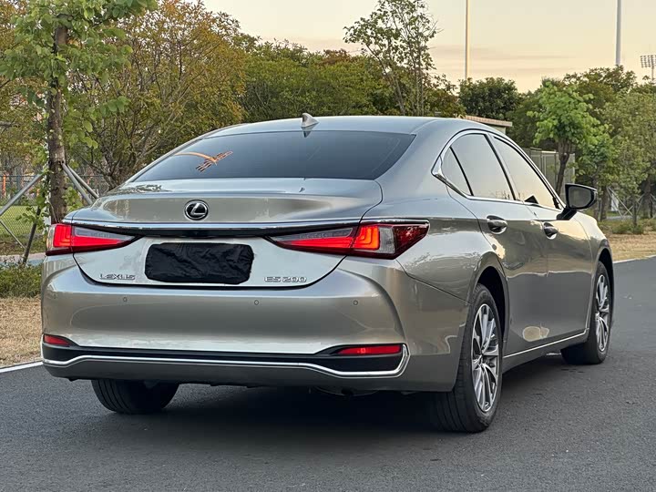 Фото 6 - Lexus ES