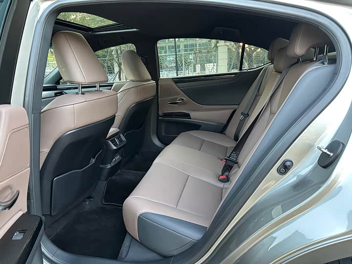 Фото 8 - Lexus ES