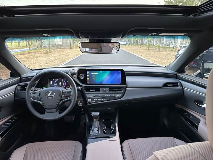 Фото 9 - Lexus ES