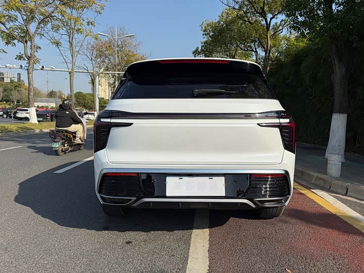 Фото 7 - Hongqi HS3