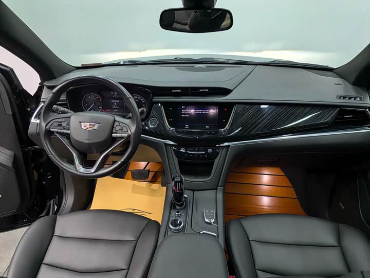 Фото 10 - Cadillac XT6