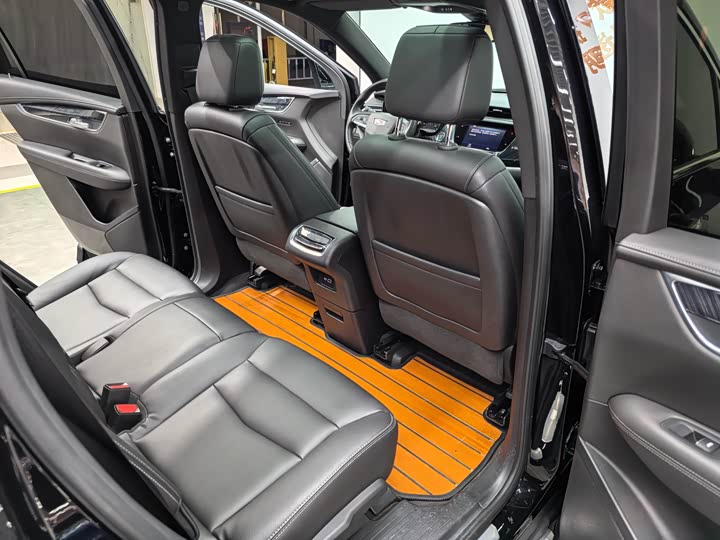 Фото 11 - Cadillac XT6