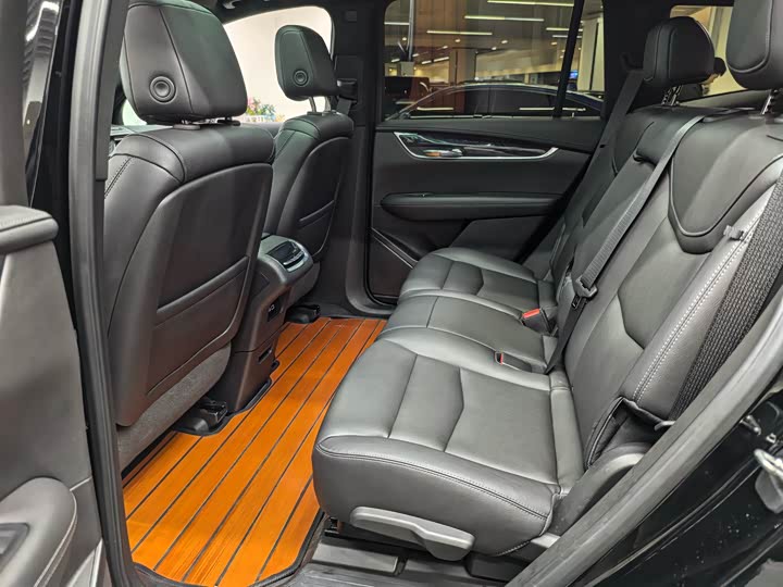 Фото 12 - Cadillac XT6