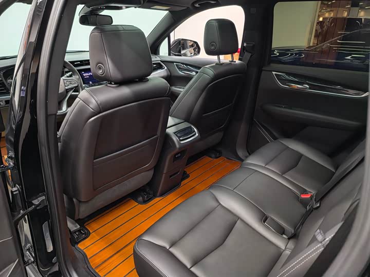 Фото 13 - Cadillac XT6