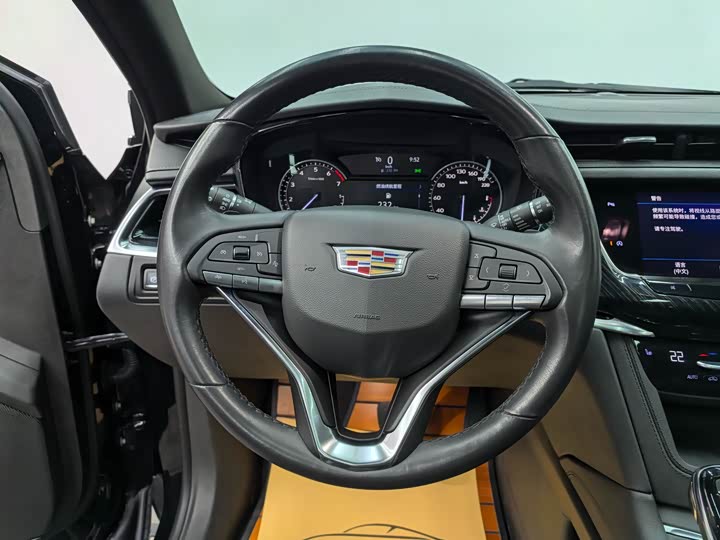 Фото 15 - Cadillac XT6