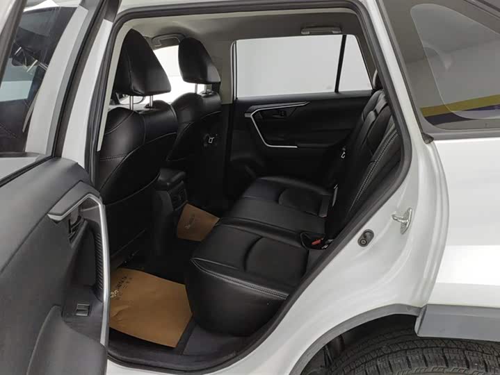 Фото 11 - Toyota RAV4