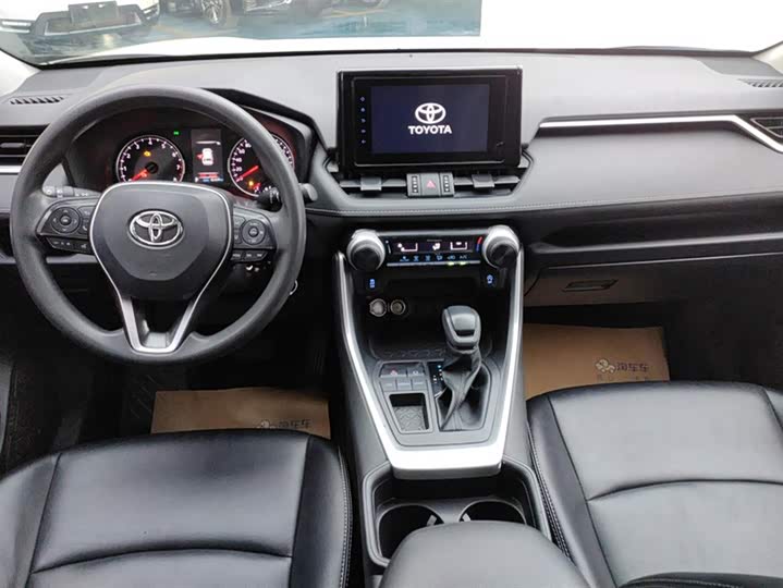 Фото 12 - Toyota RAV4