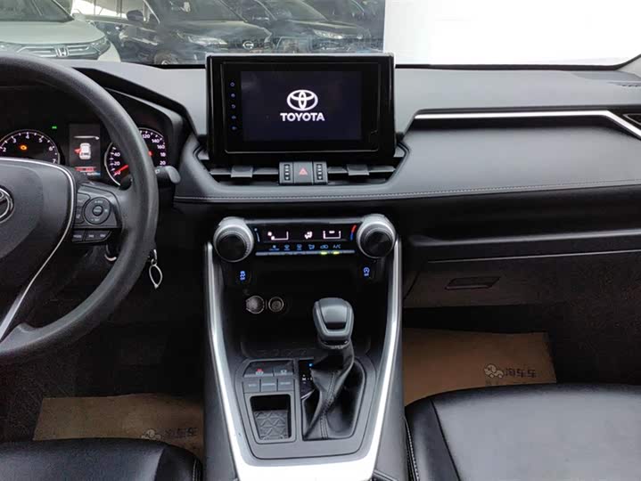 Фото 13 - Toyota RAV4