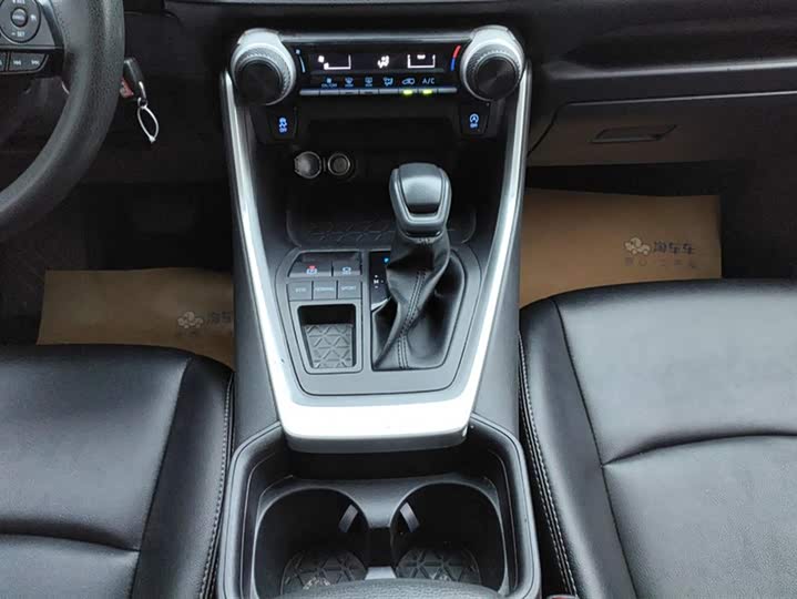 Фото 16 - Toyota RAV4