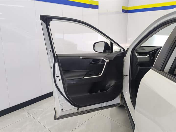 Фото 7 - Toyota RAV4