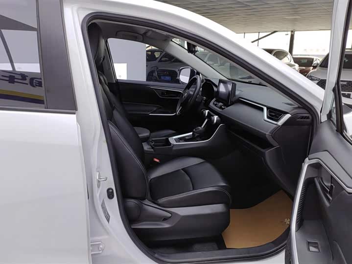 Фото 8 - Toyota RAV4