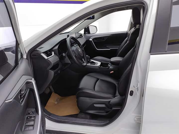 Фото 9 - Toyota RAV4