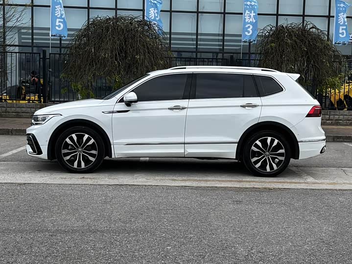 Фото 10 - Volkswagen Tiguan L Pro